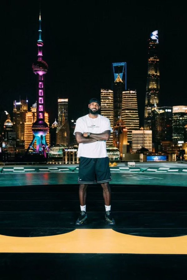 粤友钱 詹姆斯打卡东方明珠！秀第23代签名鞋 抵达上海后打了一天高尔夫